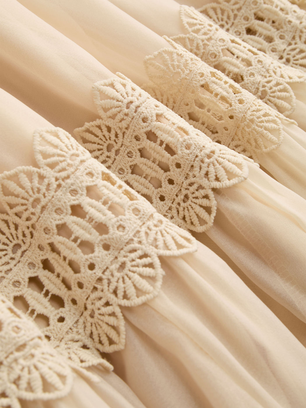 Vestido Celeste - Longo com Renda Escultural e Detalhes de Pérola