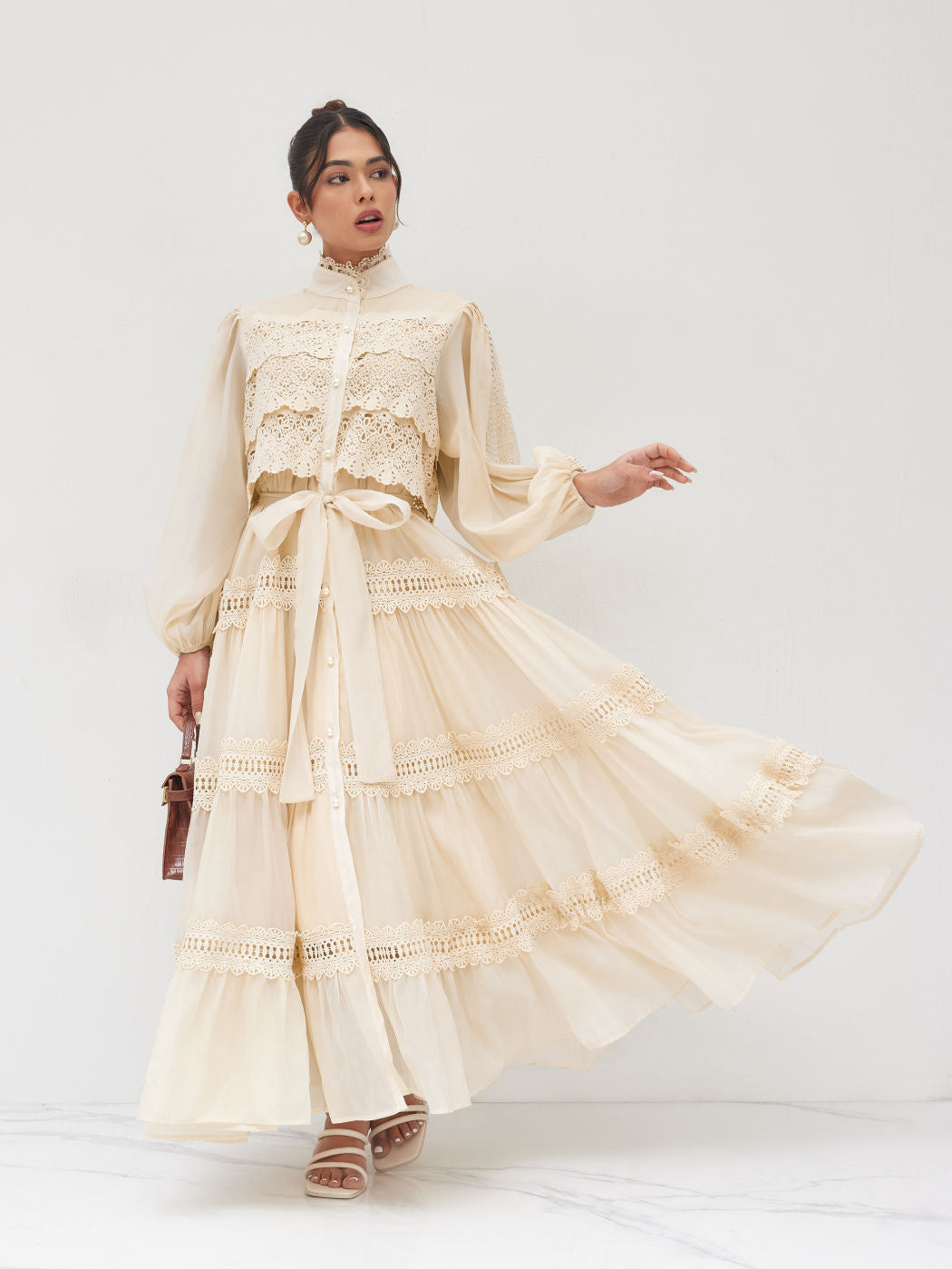 Vestido Celeste - Longo com Renda Escultural e Detalhes de Pérola