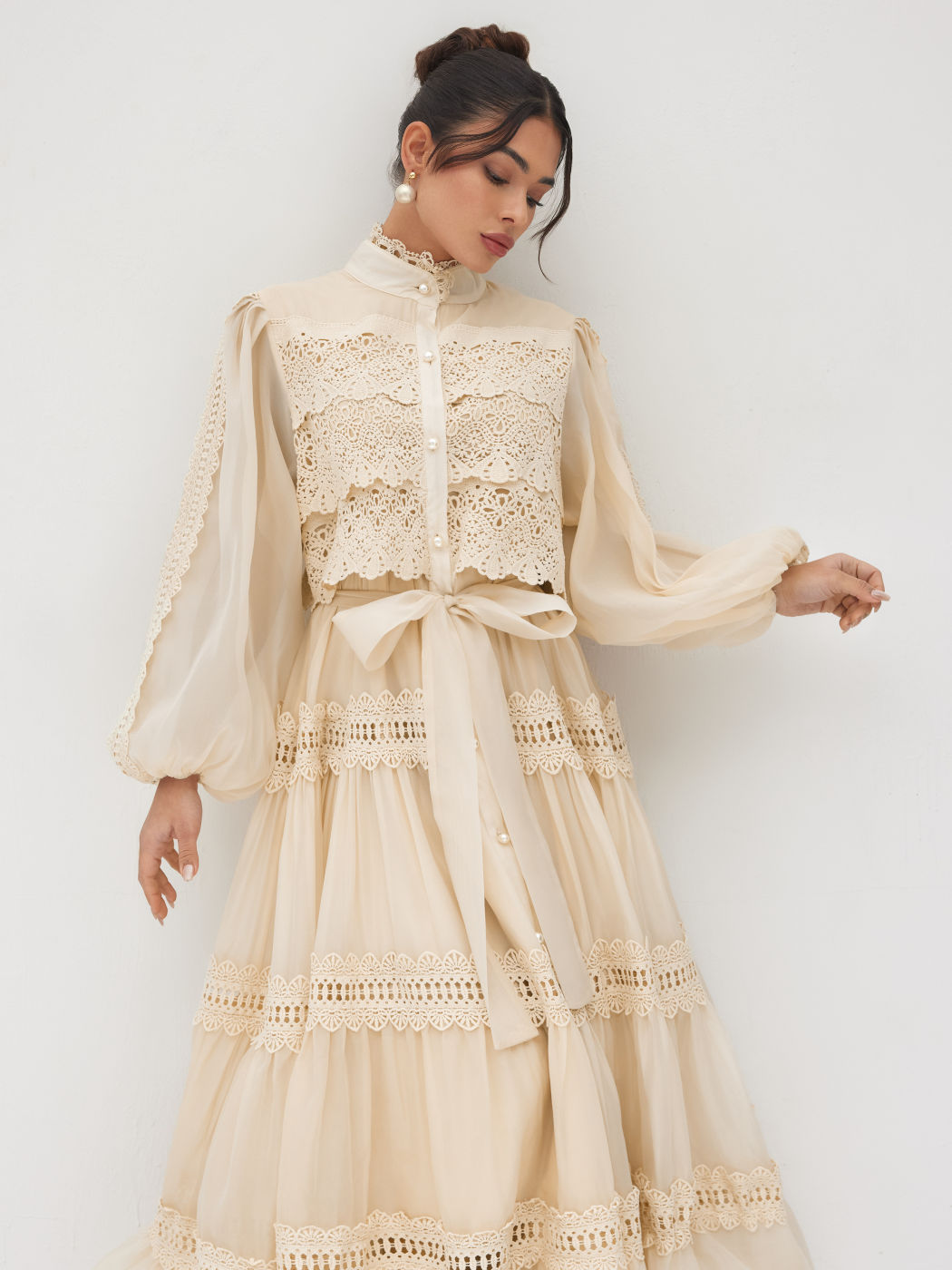 Vestido Celeste - Longo com Renda Escultural e Detalhes de Pérola