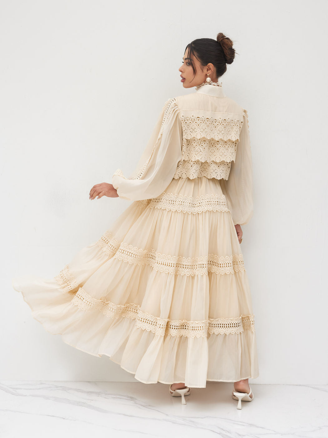 Vestido Celeste - Longo com Renda Escultural e Detalhes de Pérola
