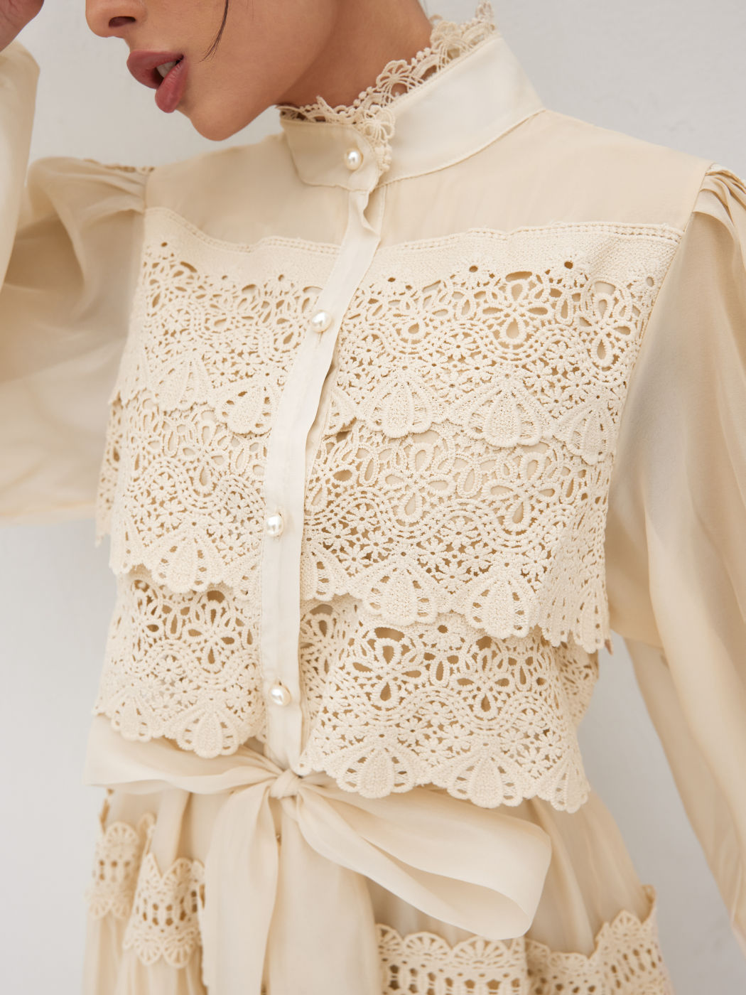 Vestido Celeste - Longo com Renda Escultural e Detalhes de Pérola