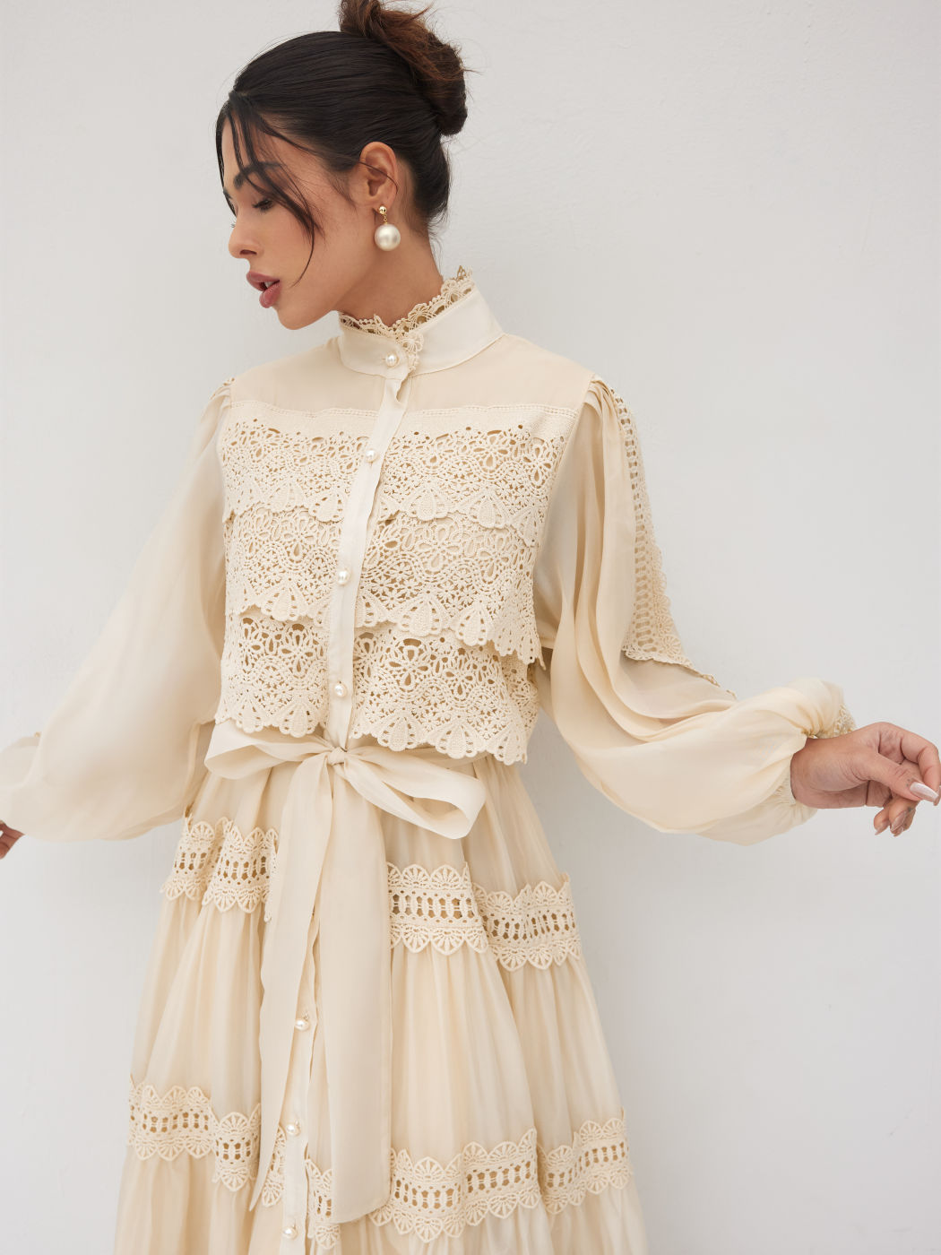 Vestido Celeste - Longo com Renda Escultural e Detalhes de Pérola