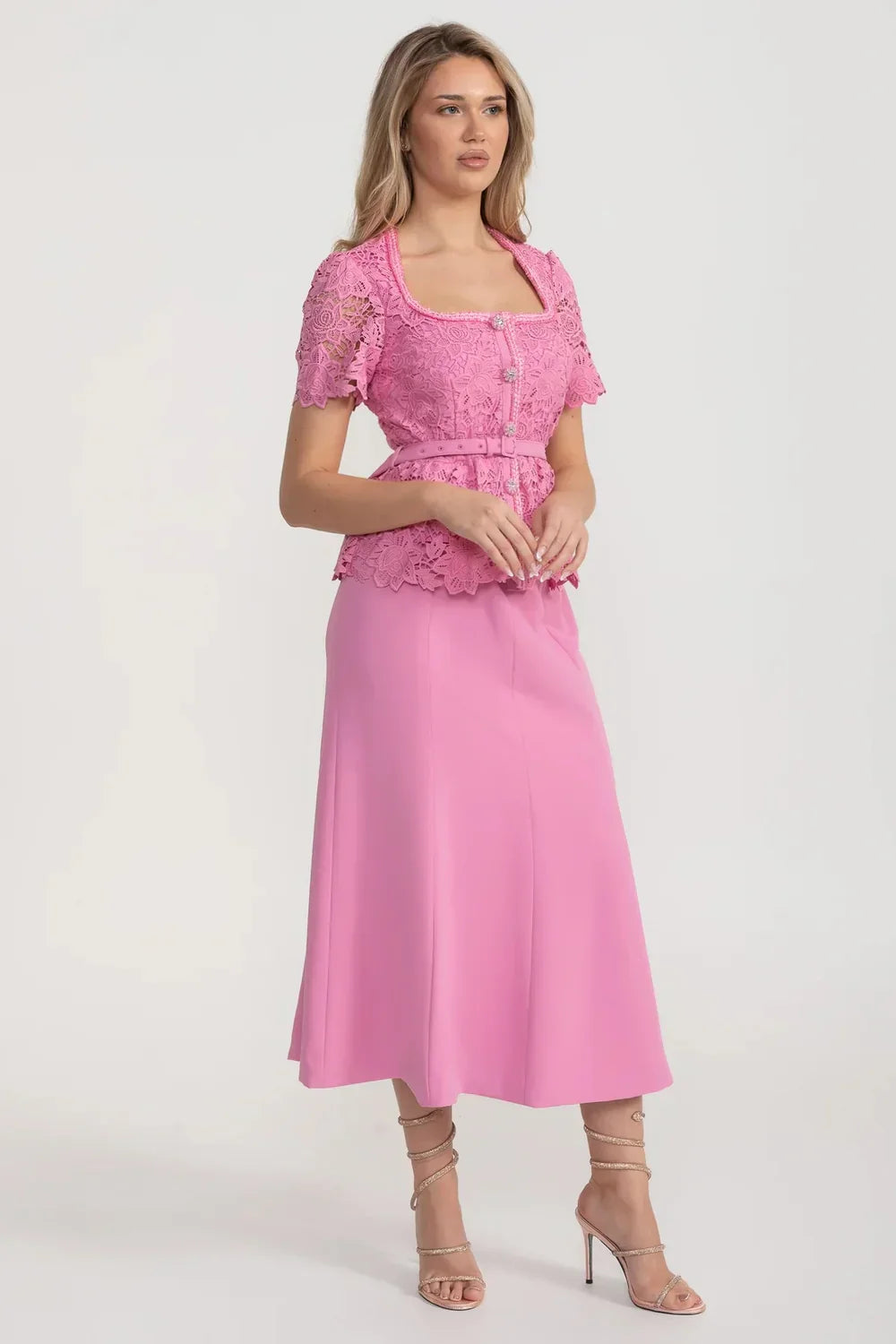 Conjunto Rosé Élise - Camisa em Renda Floral e Saia Lisa com Cinto
