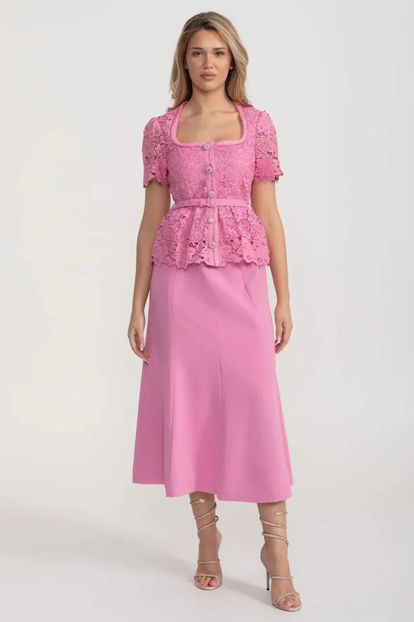 Conjunto Rosé Élise - Camisa em Renda Floral e Saia Lisa com Cinto