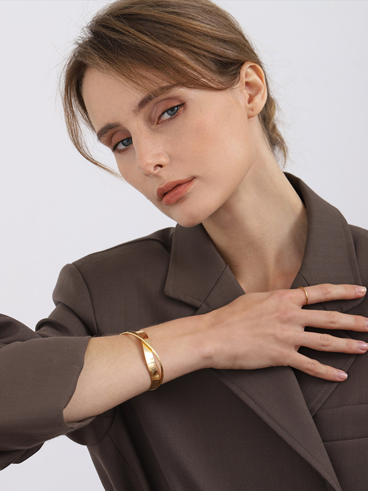Bracelete Sculpted Edge - Torção Minimalista em Ouro Polido
