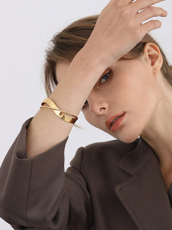 Bracelete Sculpted Edge - Torção Minimalista em Ouro Polido