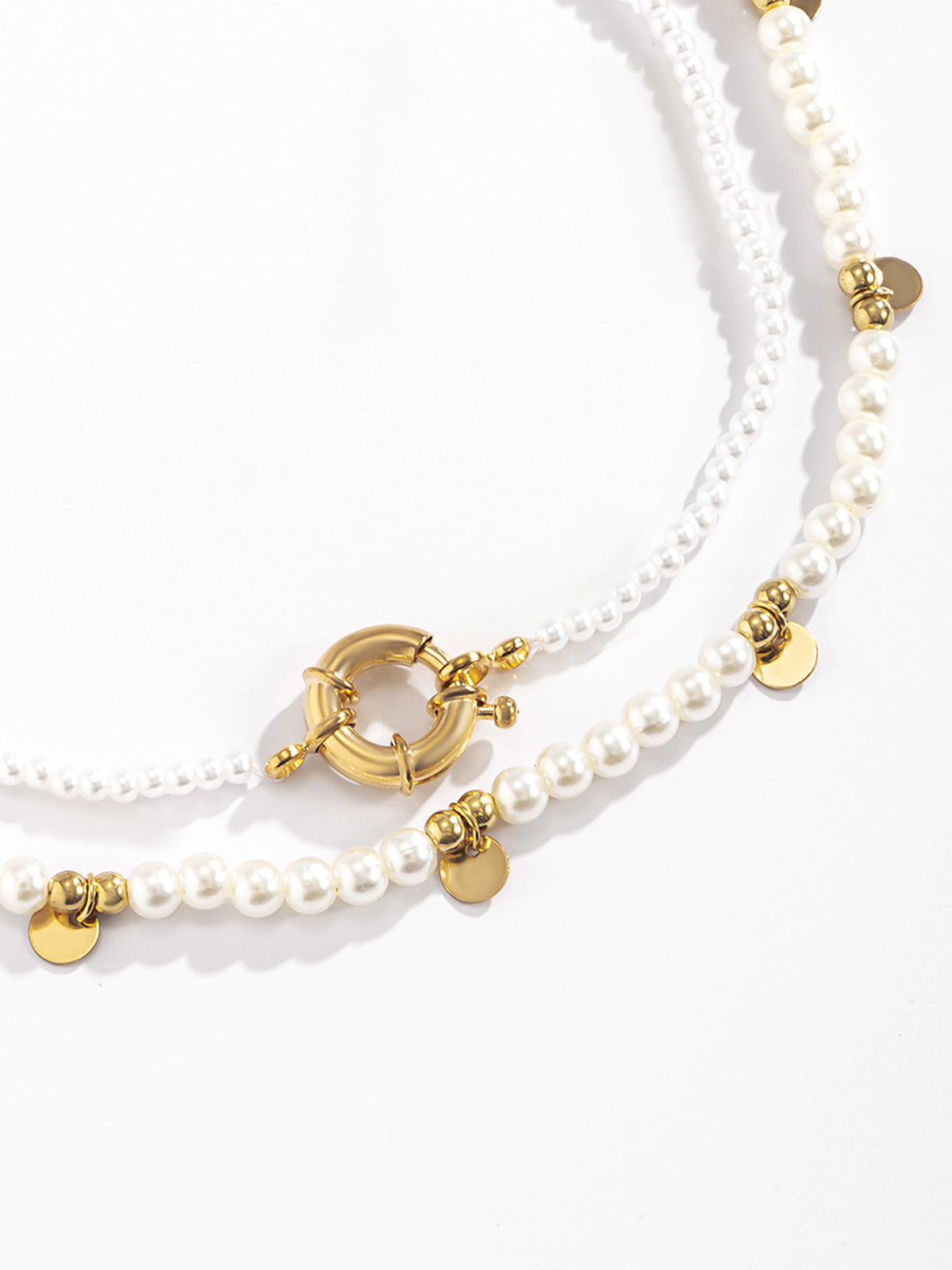 Colar Dueto Pearl - Pérolas Brancas com Pingentes Dourados e Fecho Circular