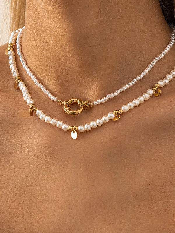 Colar Dueto Pearl - Pérolas Brancas com Pingentes Dourados e Fecho Circular