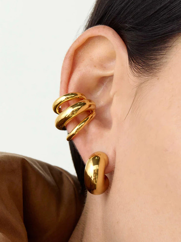 Brinco Dourado com Design Envolvente e Acabamento Espelhado