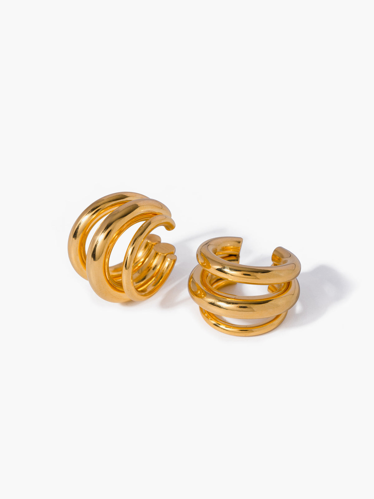 Brinco Dourado com Design Envolvente e Acabamento Espelhado