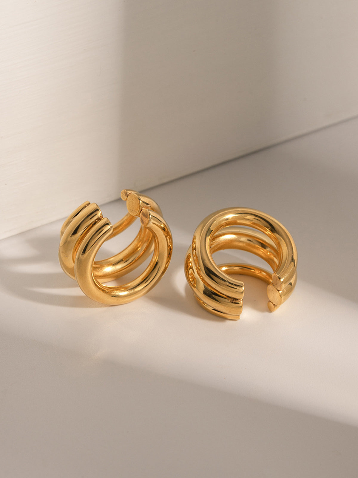 Brinco Dourado com Design Envolvente e Acabamento Espelhado