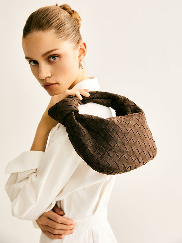 Bolsa Loop Trançada - Alça Esculpida e Textura Acolchoada