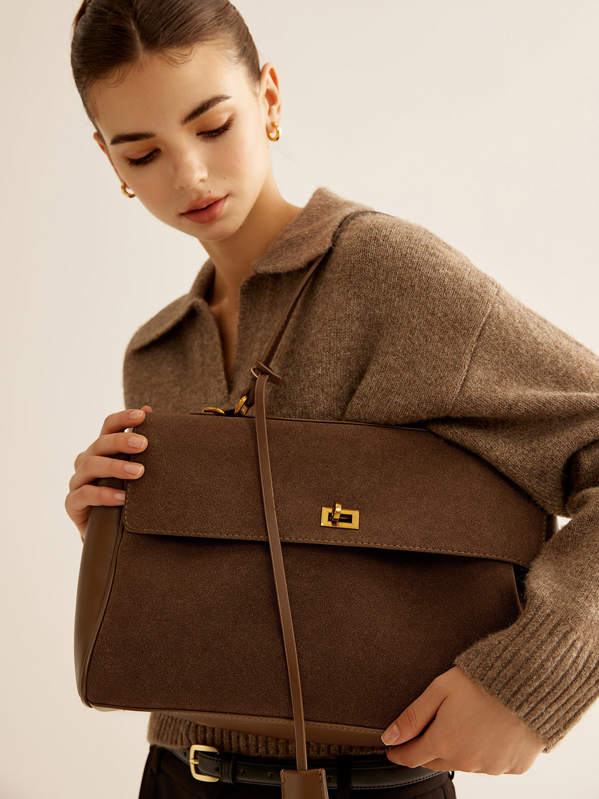 Bolsa Verona - Estrutura Sofisticada em Acabamento Suede