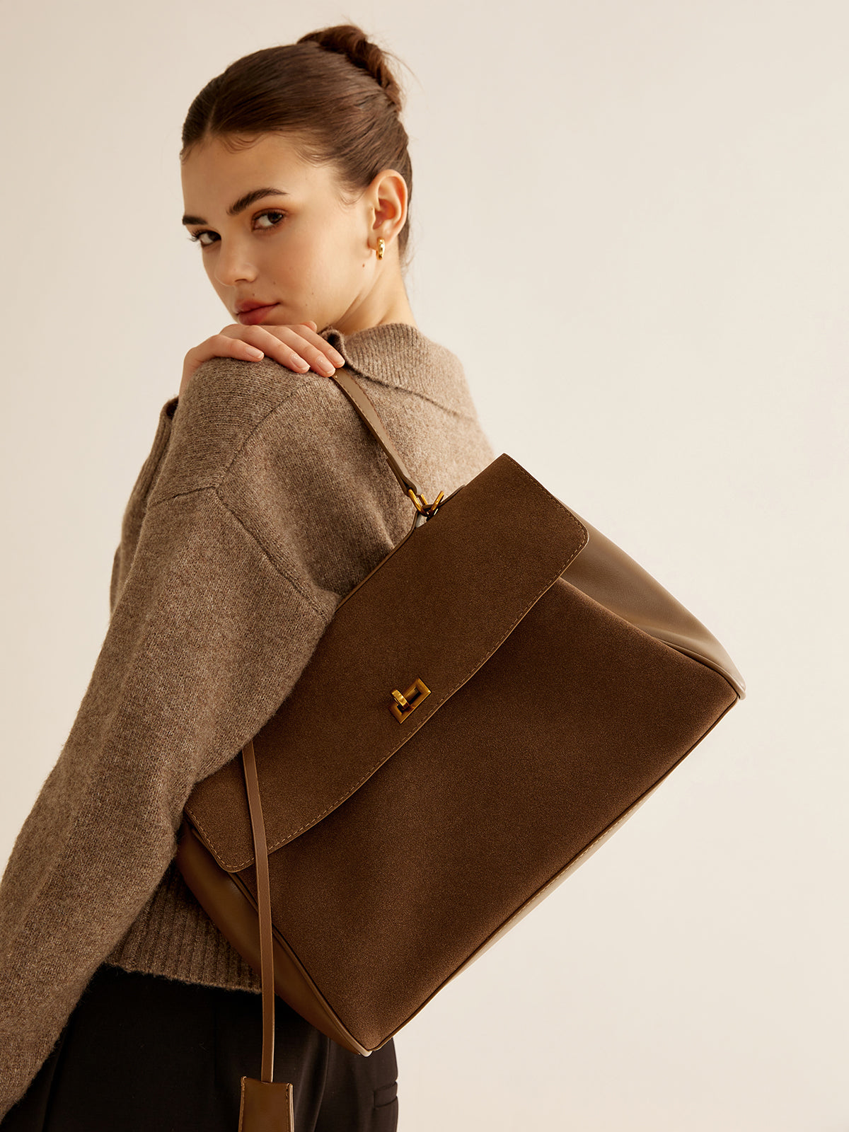 Bolsa Verona - Estrutura Sofisticada em Acabamento Suede