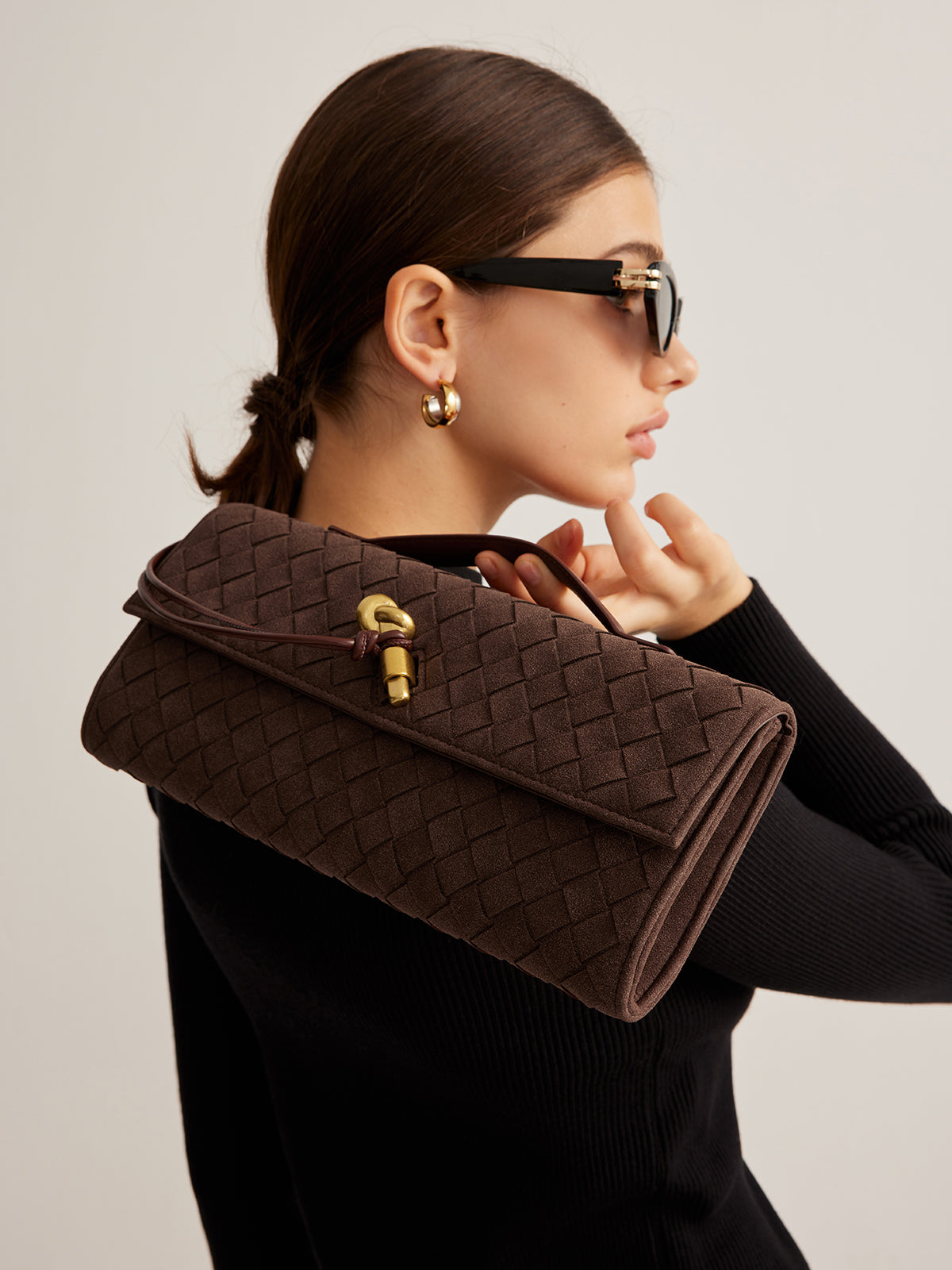 Bolsa Clozy - Suede com Fecho Dourado