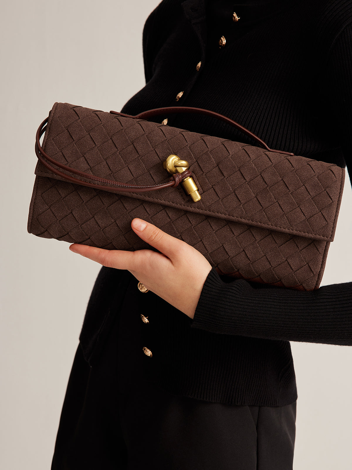 Bolsa Clozy - Suede com Fecho Dourado