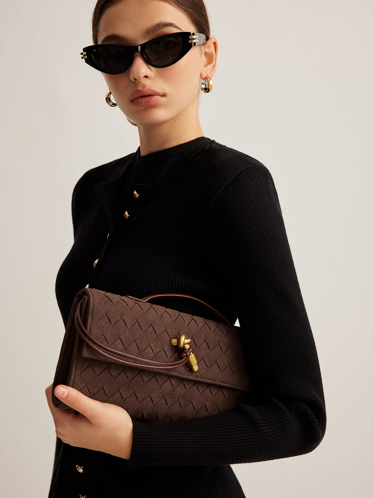 Bolsa Clozy - Suede com Fecho Dourado