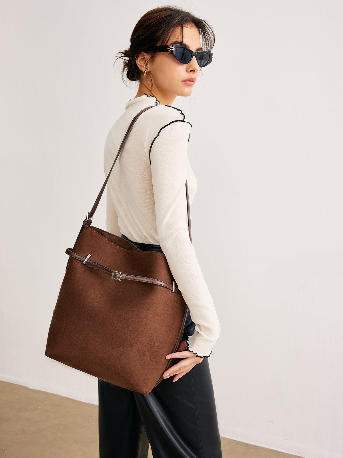 Bolsa Suede - Alça com Fivela e Acabamento Estruturado