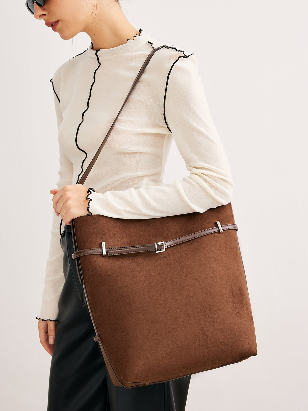Bolsa Suede - Alça com Fivela e Acabamento Estruturado