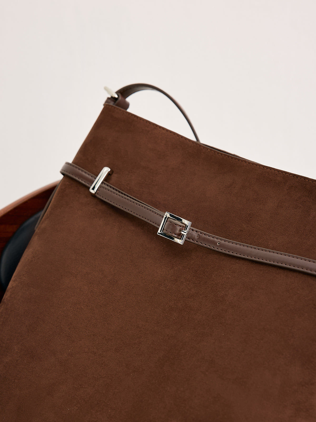 Bolsa Suede - Alça com Fivela e Acabamento Estruturado