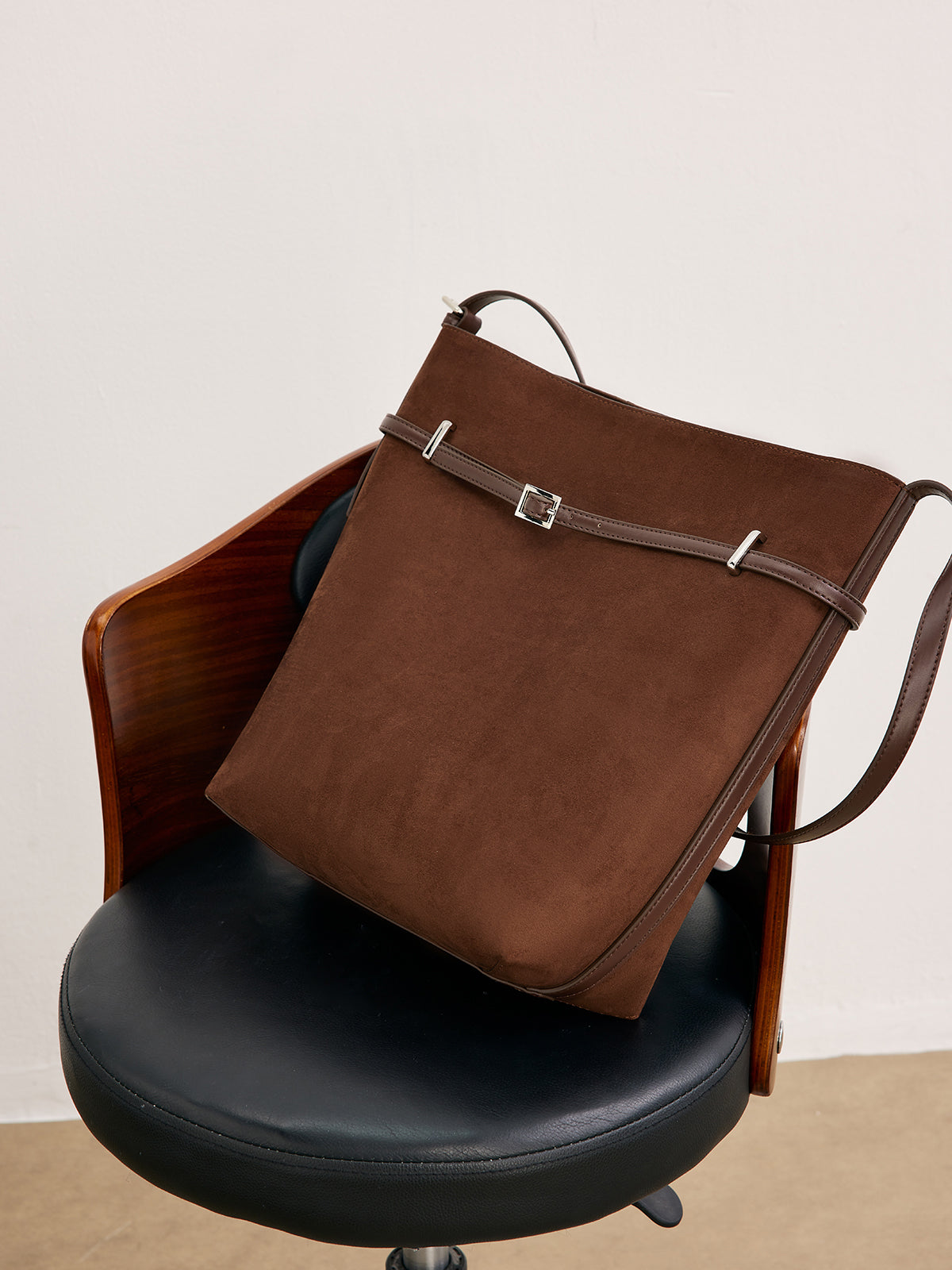 Bolsa Suede - Alça com Fivela e Acabamento Estruturado