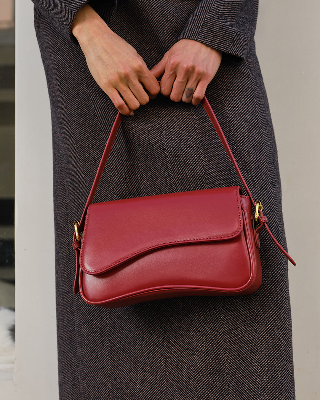 Bolsa Modern Wave - Estrutura Curvada com Design Contemporâneo
