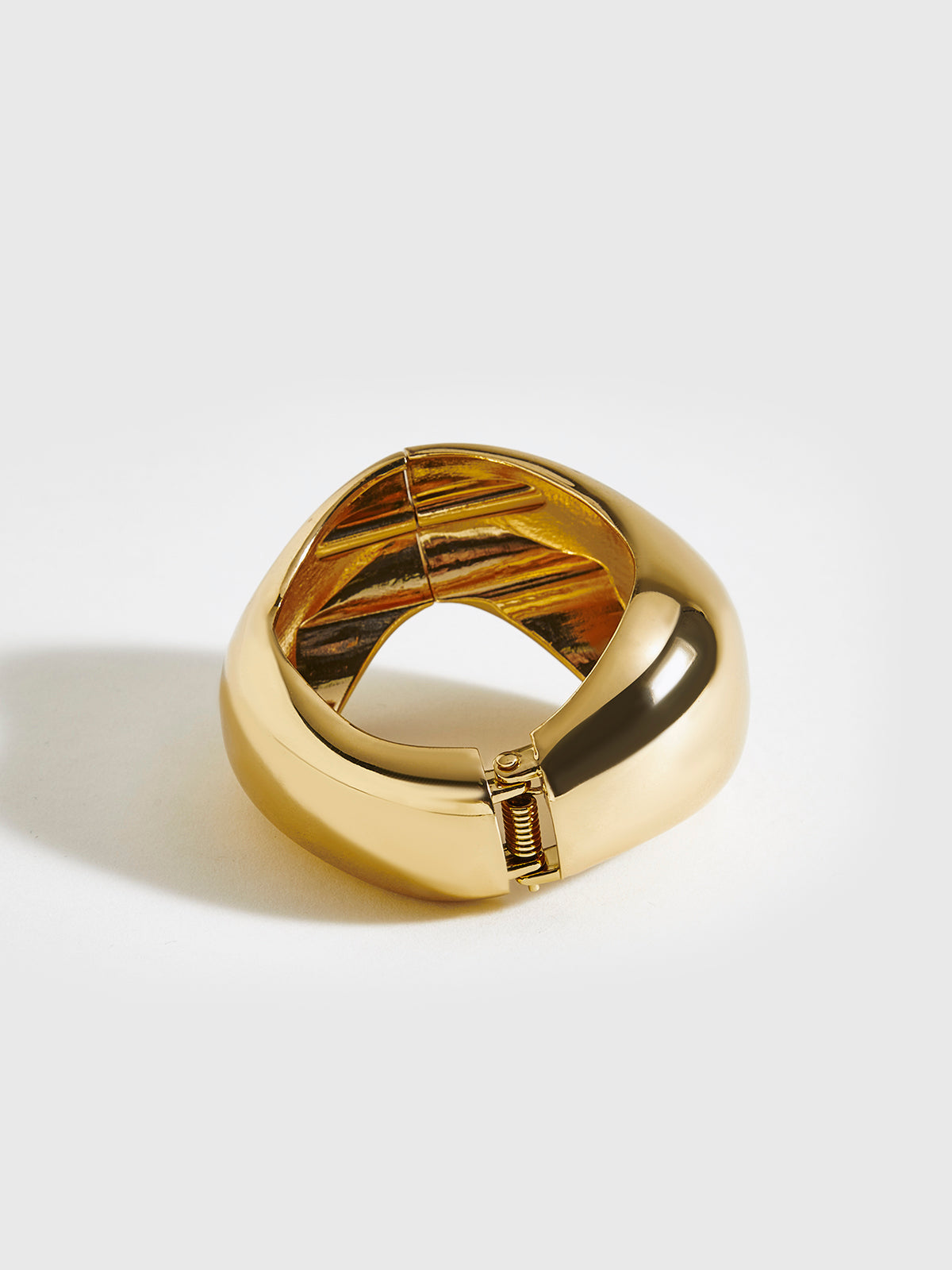 Bracelete Sculpted Dome - Design Volumoso em Dourado Espelhado