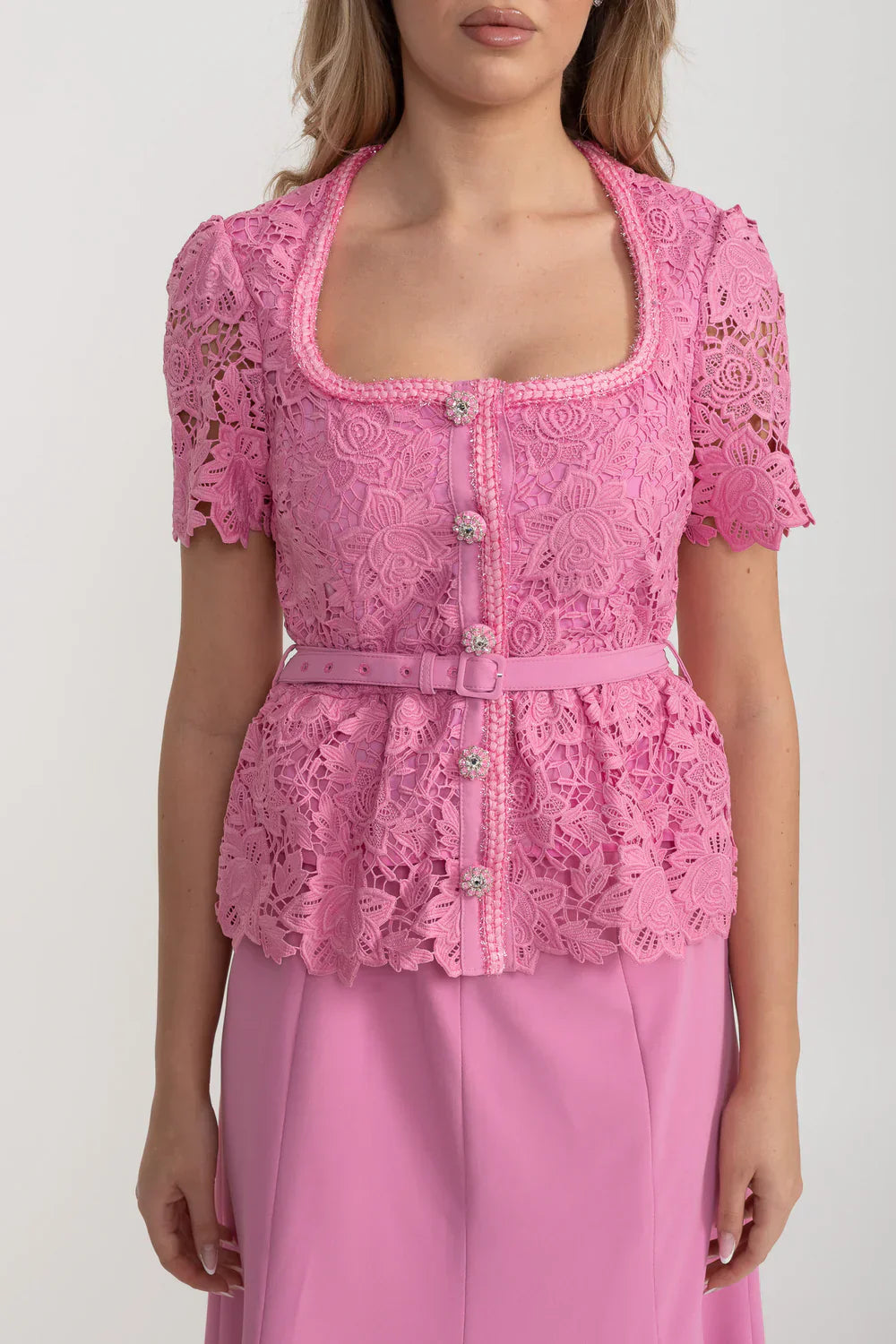 Conjunto Rosé Élise - Camisa em Renda Floral e Saia Lisa com Cinto
