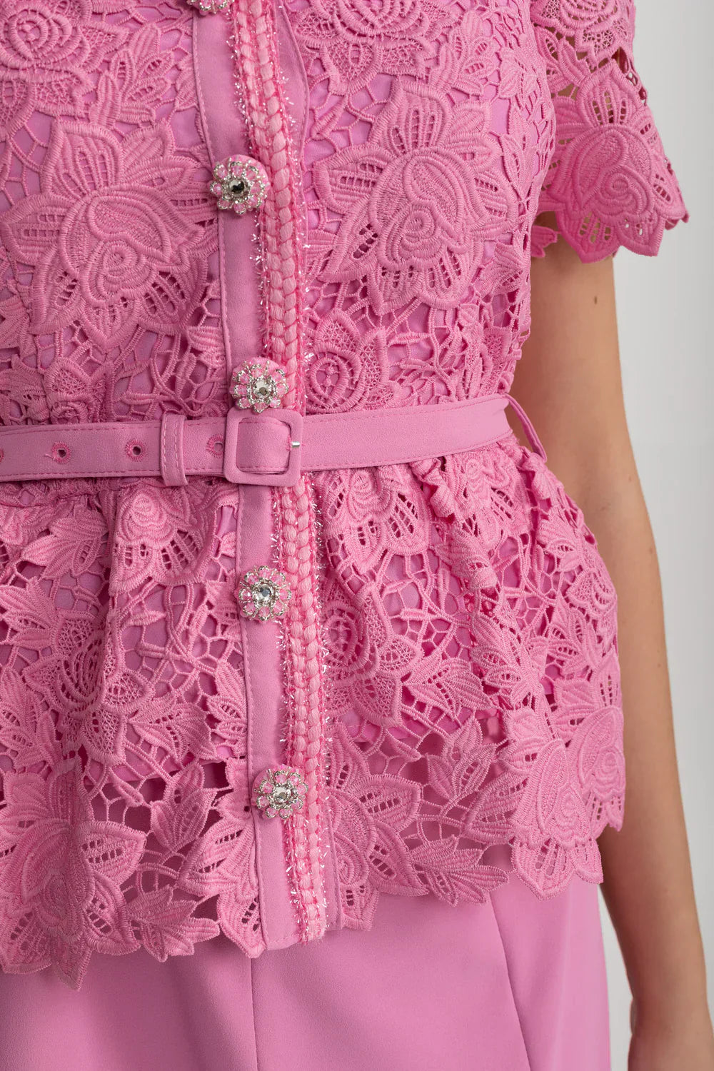 Conjunto Rosé Élise - Camisa em Renda Floral e Saia Lisa com Cinto