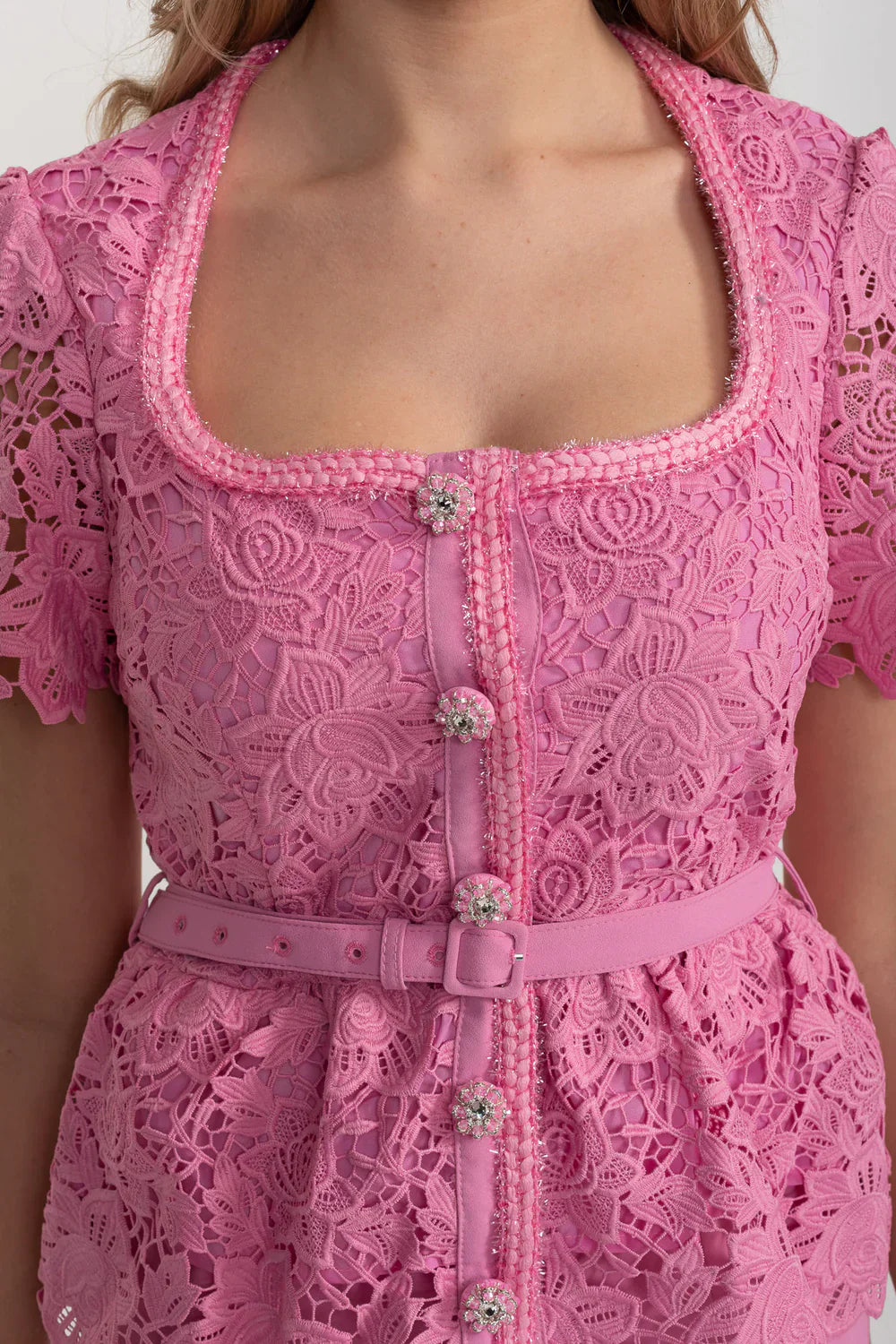 Conjunto Rosé Élise - Camisa em Renda Floral e Saia Lisa com Cinto