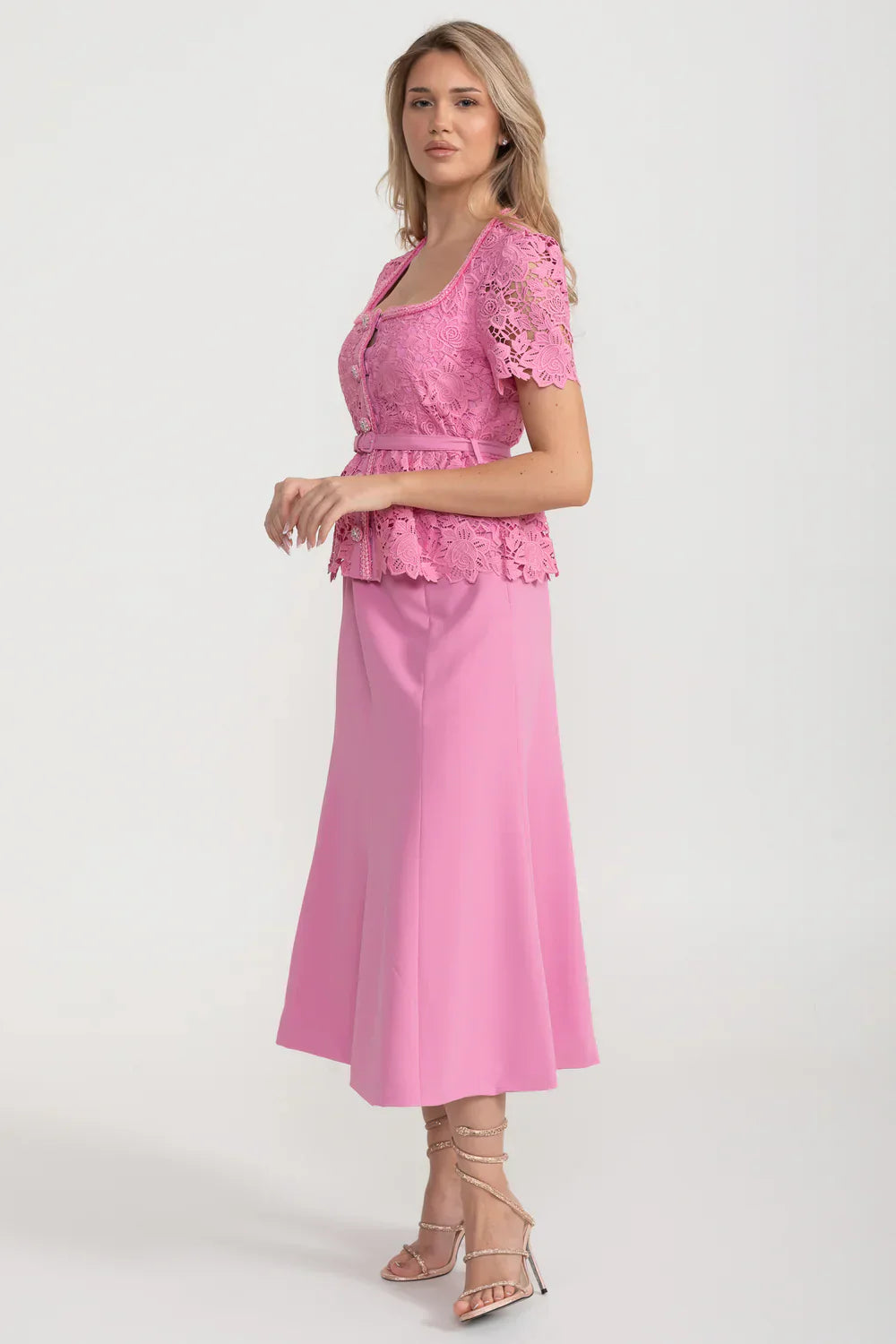 Conjunto Rosé Élise - Camisa em Renda Floral e Saia Lisa com Cinto