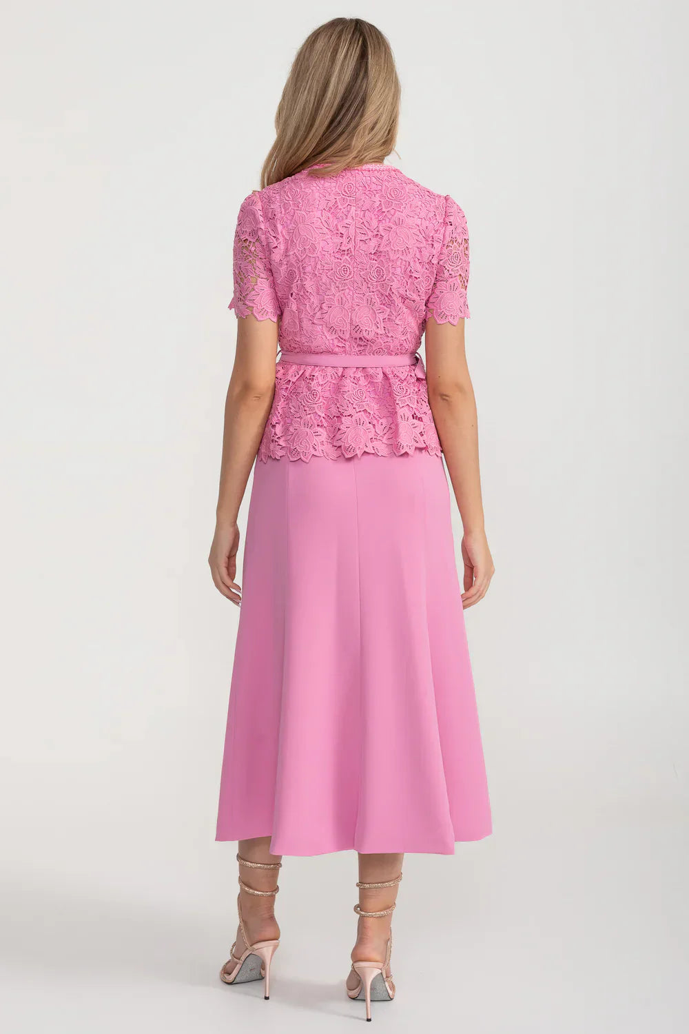 Conjunto Rosé Élise - Camisa em Renda Floral e Saia Lisa com Cinto
