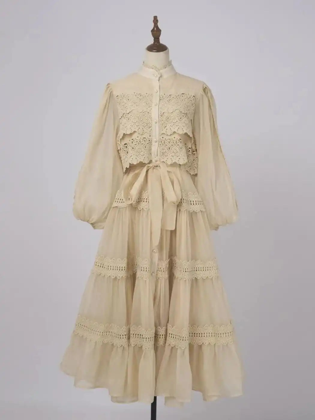 Vestido Celeste - Longo com Renda Escultural e Detalhes de Pérola