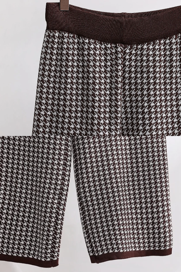 Conjunto Amélia - Tricô com Botões Decorativos e Modelagem Reta (2 peças)