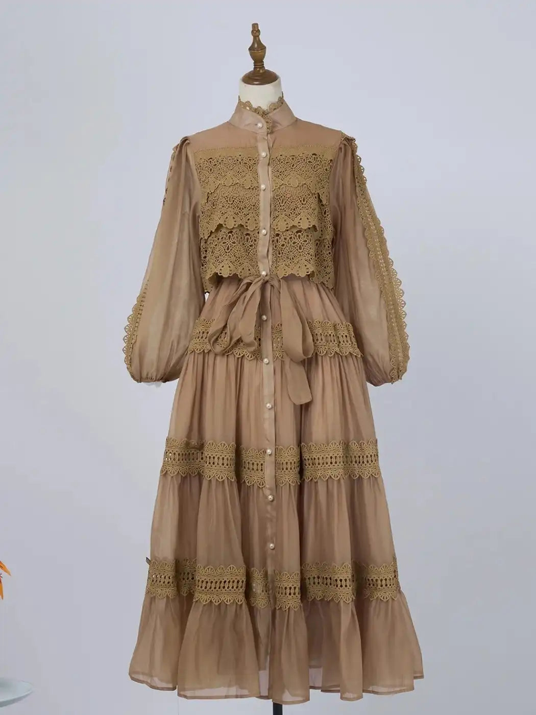 Vestido Celeste - Longo com Renda Escultural e Detalhes de Pérola