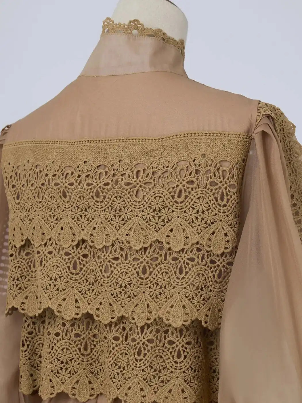 Vestido Celeste - Longo com Renda Escultural e Detalhes de Pérola