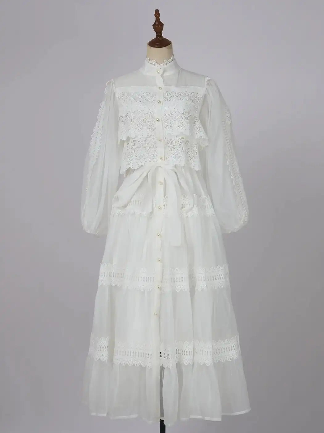 Vestido Celeste - Longo com Renda Escultural e Detalhes de Pérola
